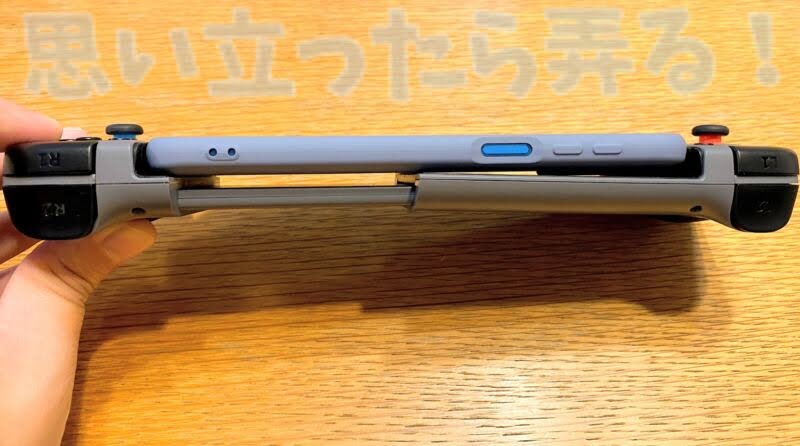スマホの背面カメラが出っ張っている場合は向きを変えて設置する必要があることに気づく