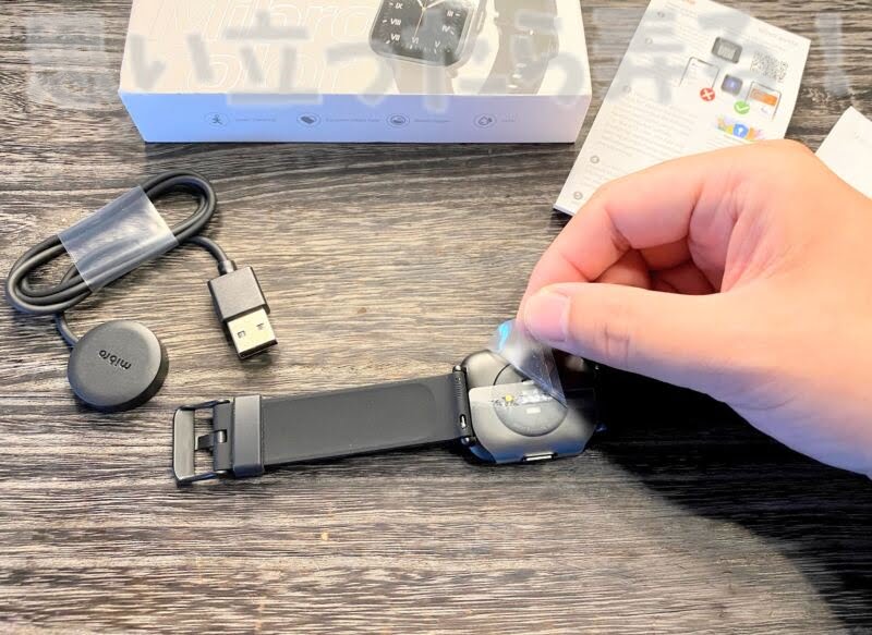 丁寧に梱包されているMibro Colorスマートウォッチの保護フィルムを剥がしてみる