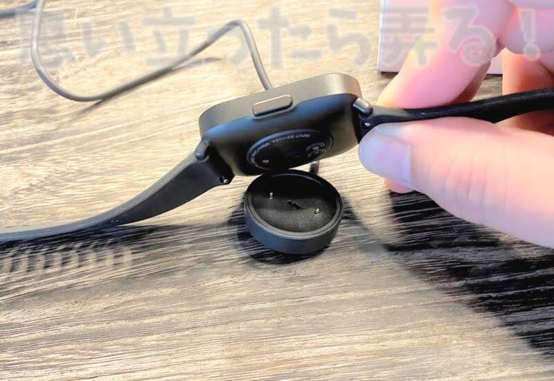 Mibro Colorの専用チャージャーは有接点方式だけどマグネティックでカチッと簡単取り付けできる充電器