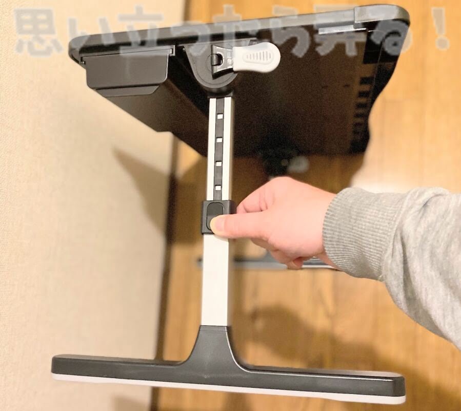 ストッパーのボタンを押すとデスクの脚が伸びる