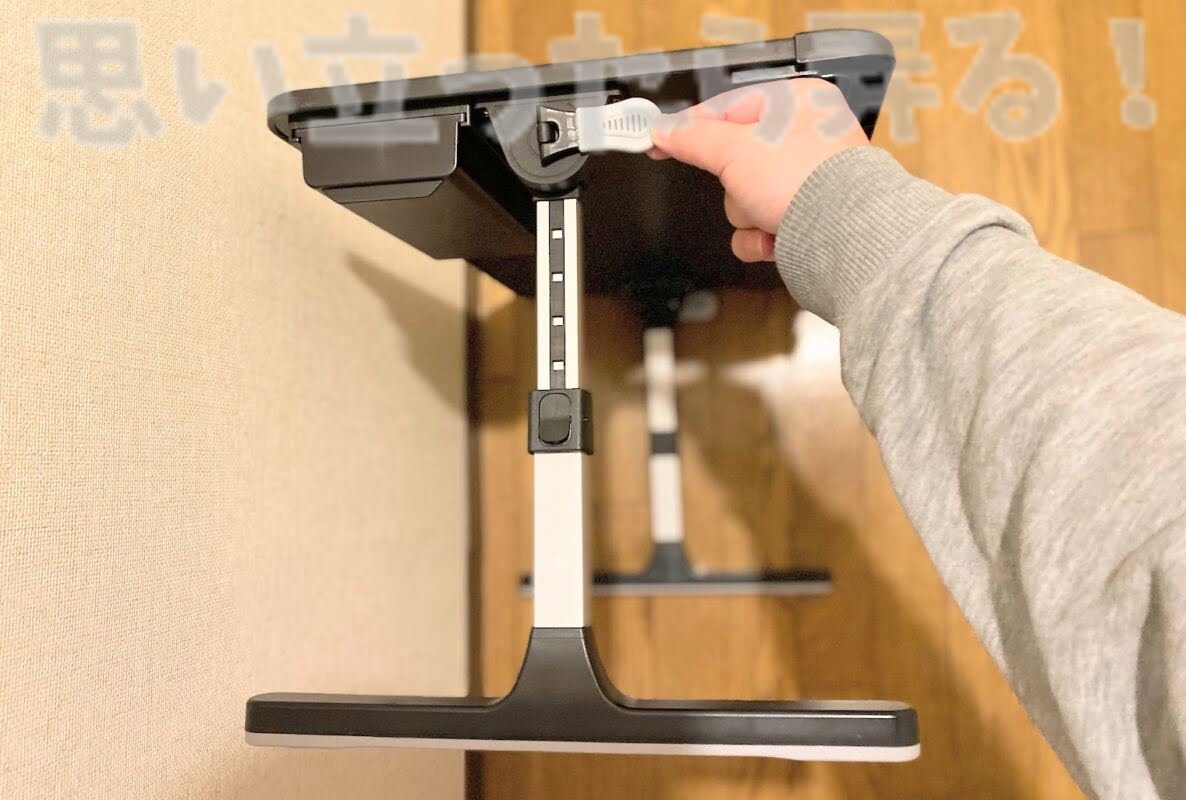 デスクの側面にあるレバーは角度調整用の固定ネジ