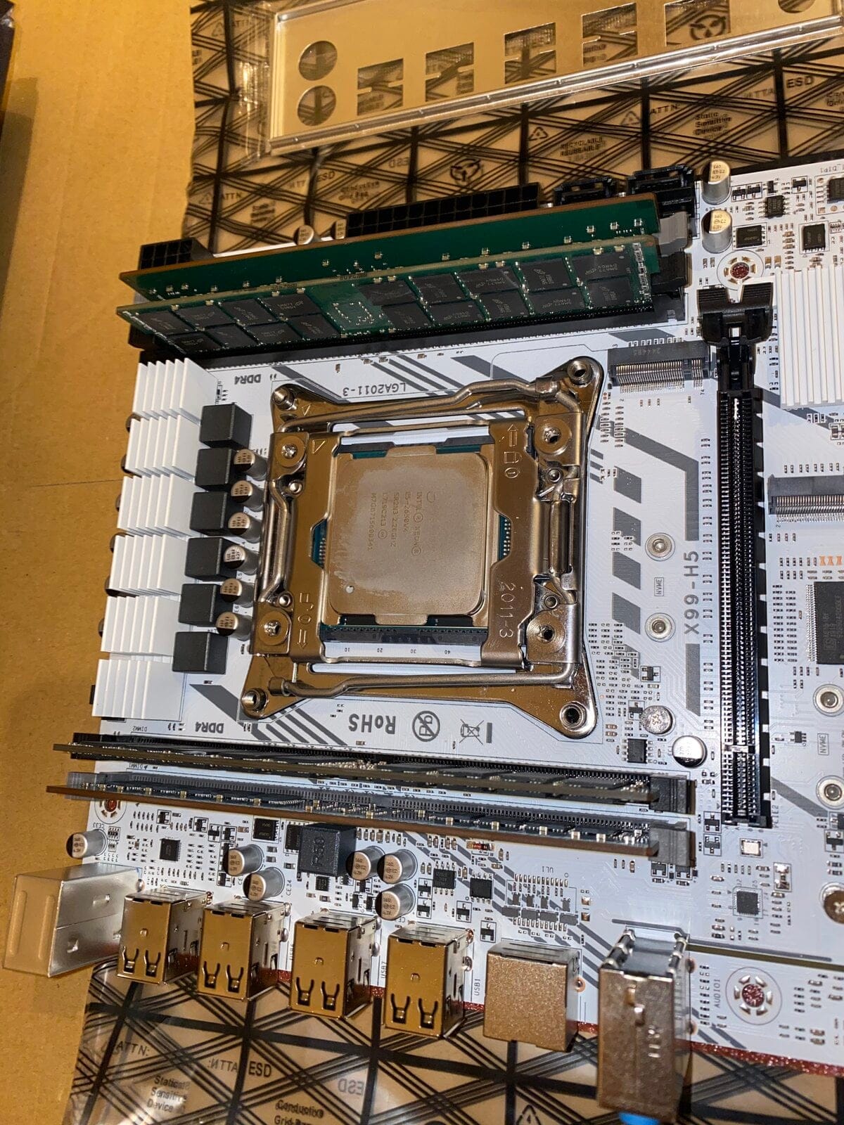 AliExpressで購入したMOUGOL X99マザーボードとXeon E5-2680 V4キットの全景