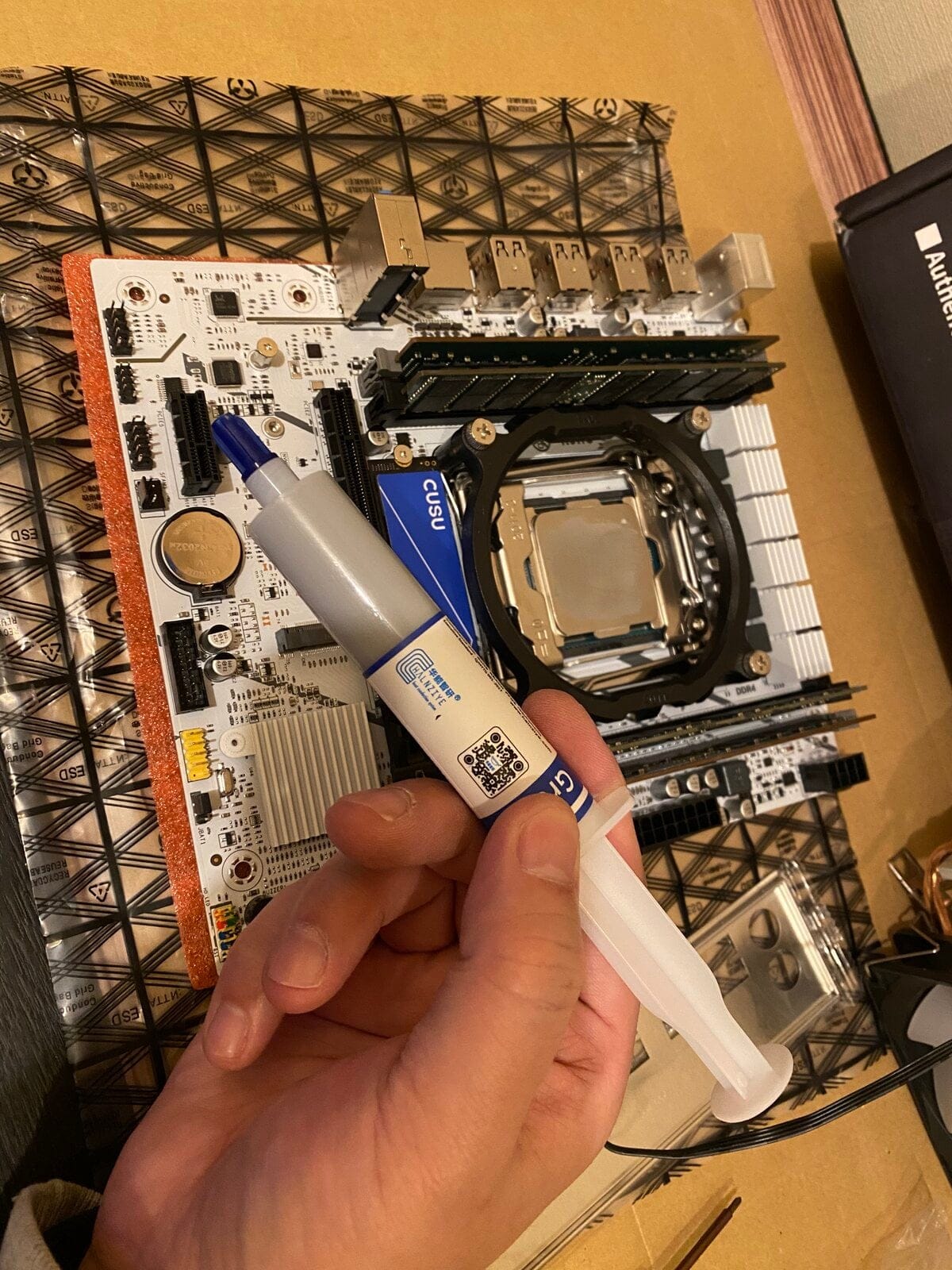 Xeon E5-2680 V4のCPUクローズアップ。14コア28スレッドのエンスー向けプロセッサ
