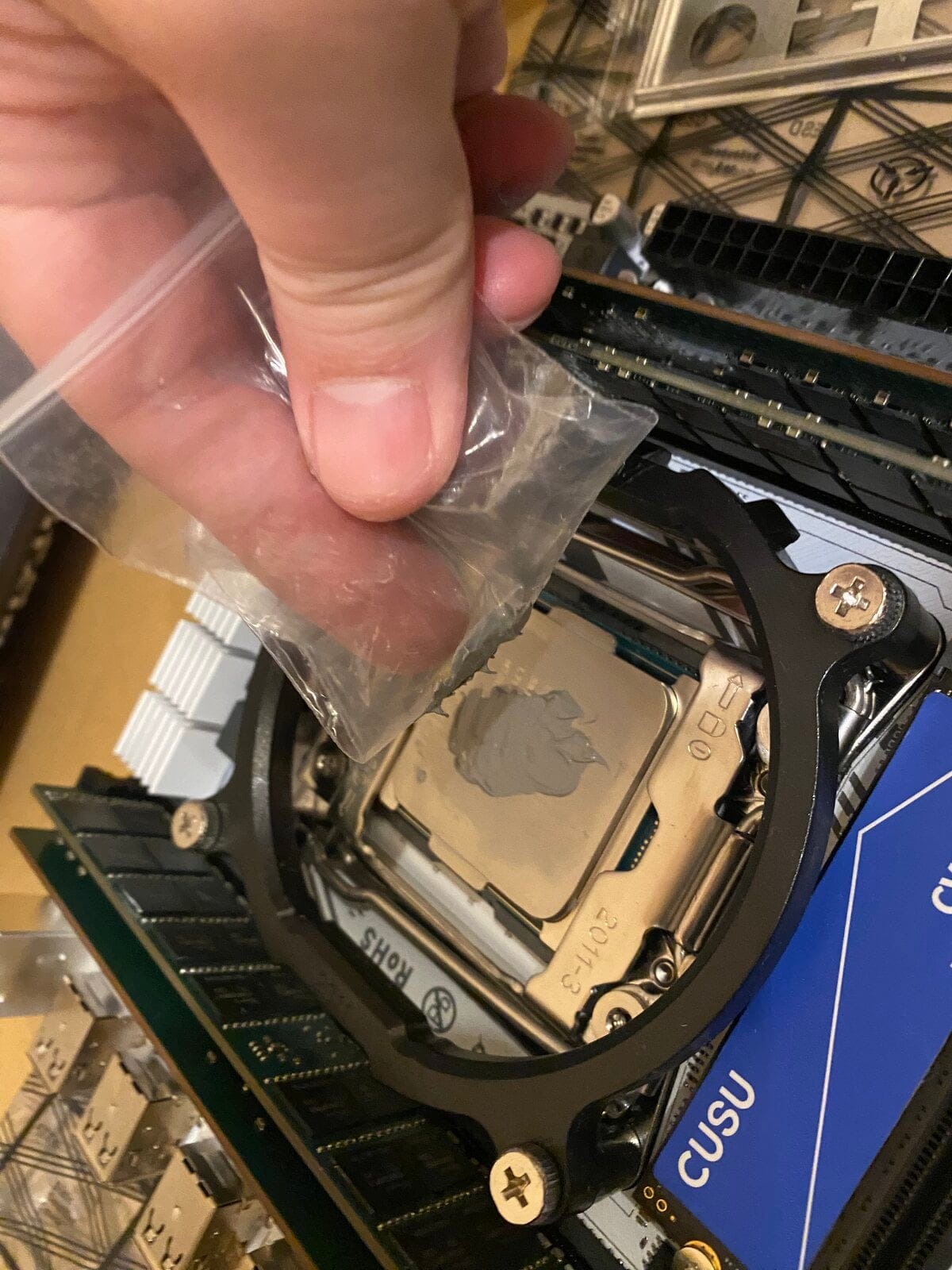 組み立て後のProxmoxサーバ用Xeonマシンの内部