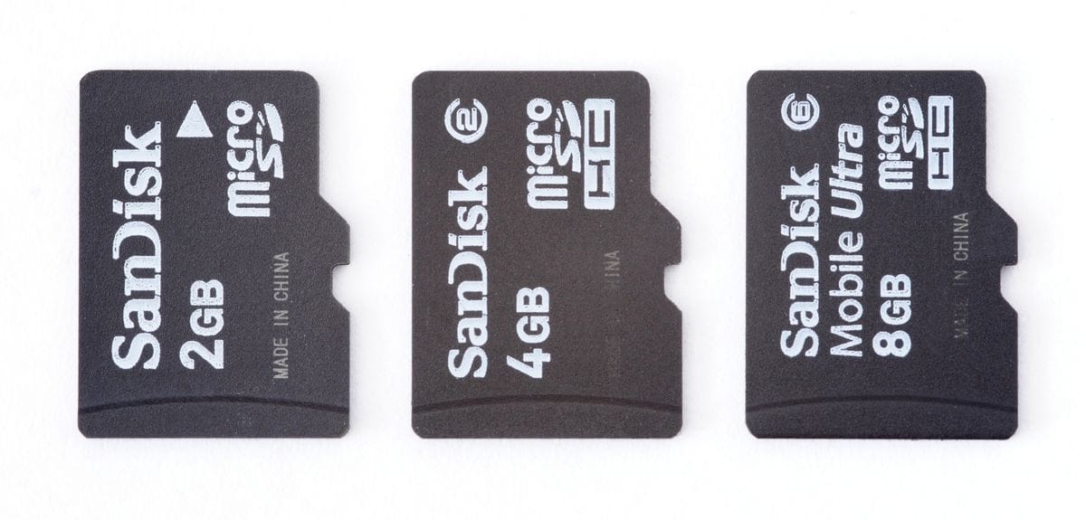 microSDカード3枚の写真。内部ストレージ化に使うSDカード