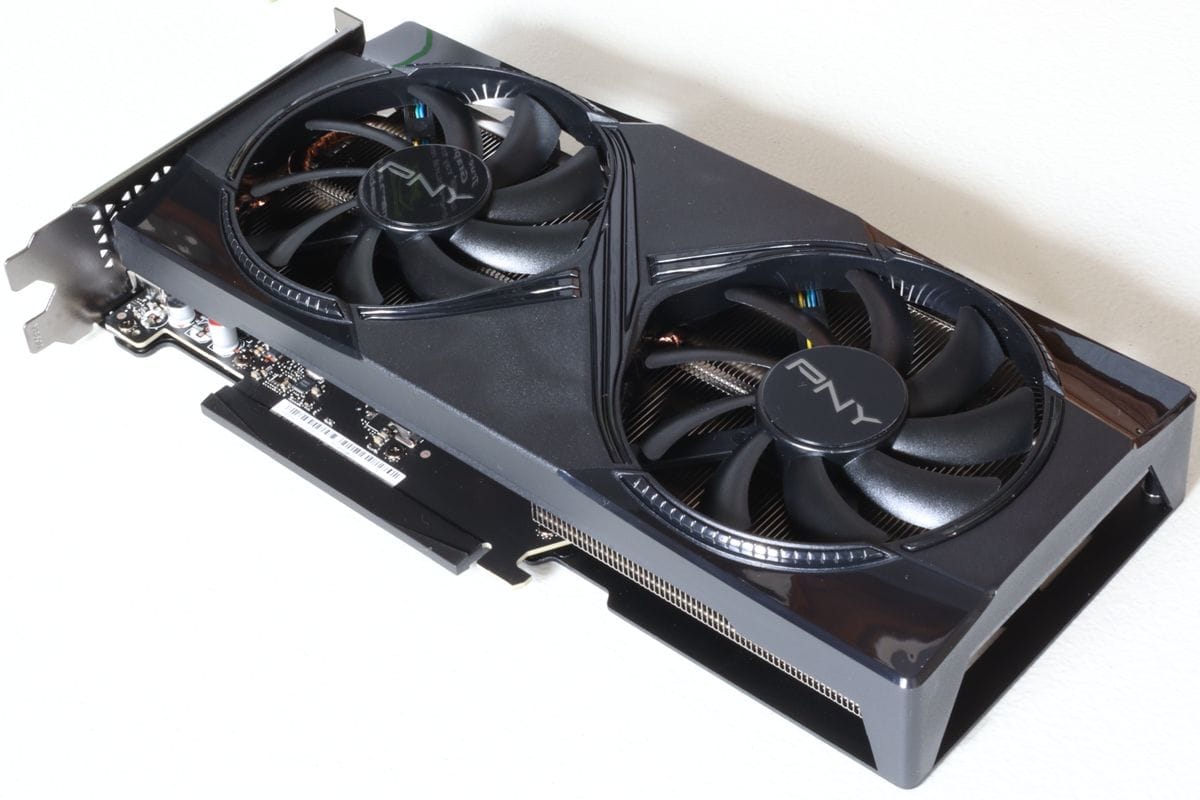 NVIDIA GeForce RTX 5060 Ti グラフィックボードの写真。デュアルファン仕様