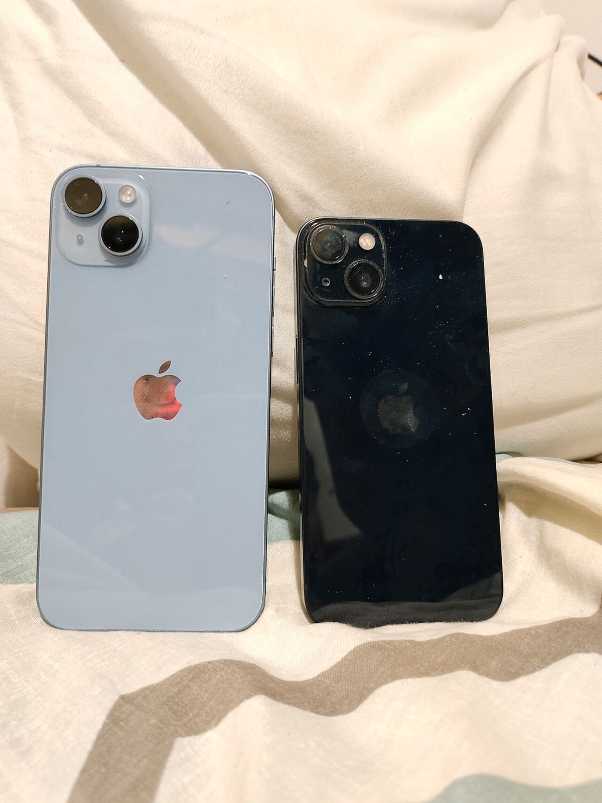 iPhone 13とiPhone 14の2台が並んだ写真。デザインの違いが確認できる