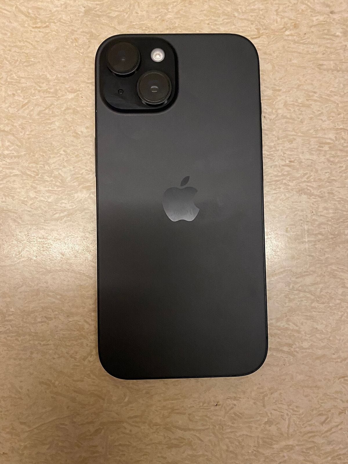 iPhone 15の背面。パステル調のボディとデュアルカメラが写る