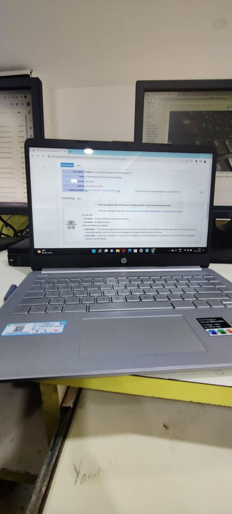 Windowsノートパソコンの写真。Win+Gで画面録画するPC