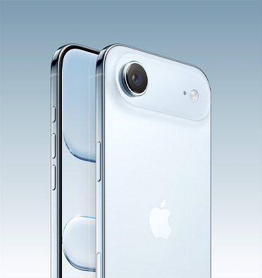 スカイブルーのiPhone Air ディスプレイの一部とアクションボタン 背面Fusionカメラ