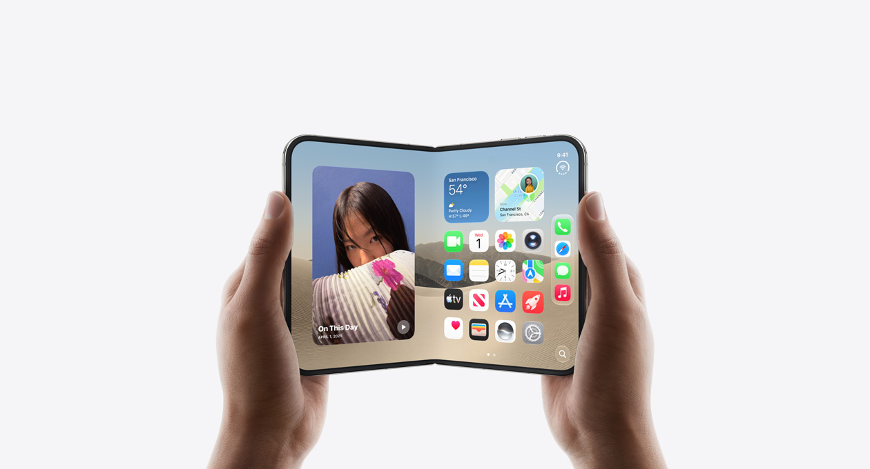 開いた状態の横向きのiPhone Duo 両手で持っている 内側の外観 スターホワイト iOSホーム画面