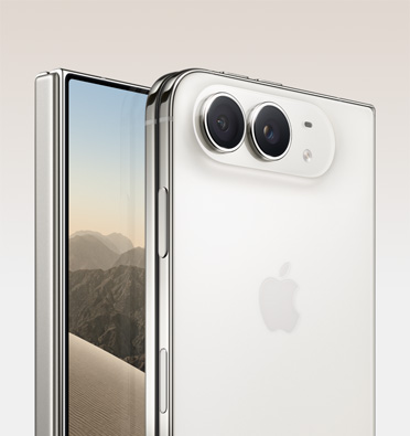 左前に傾けた状態のスターホワイトのiPhone Duo インナーディスプレイには砂漠の画像 背面カメラAppleロゴ